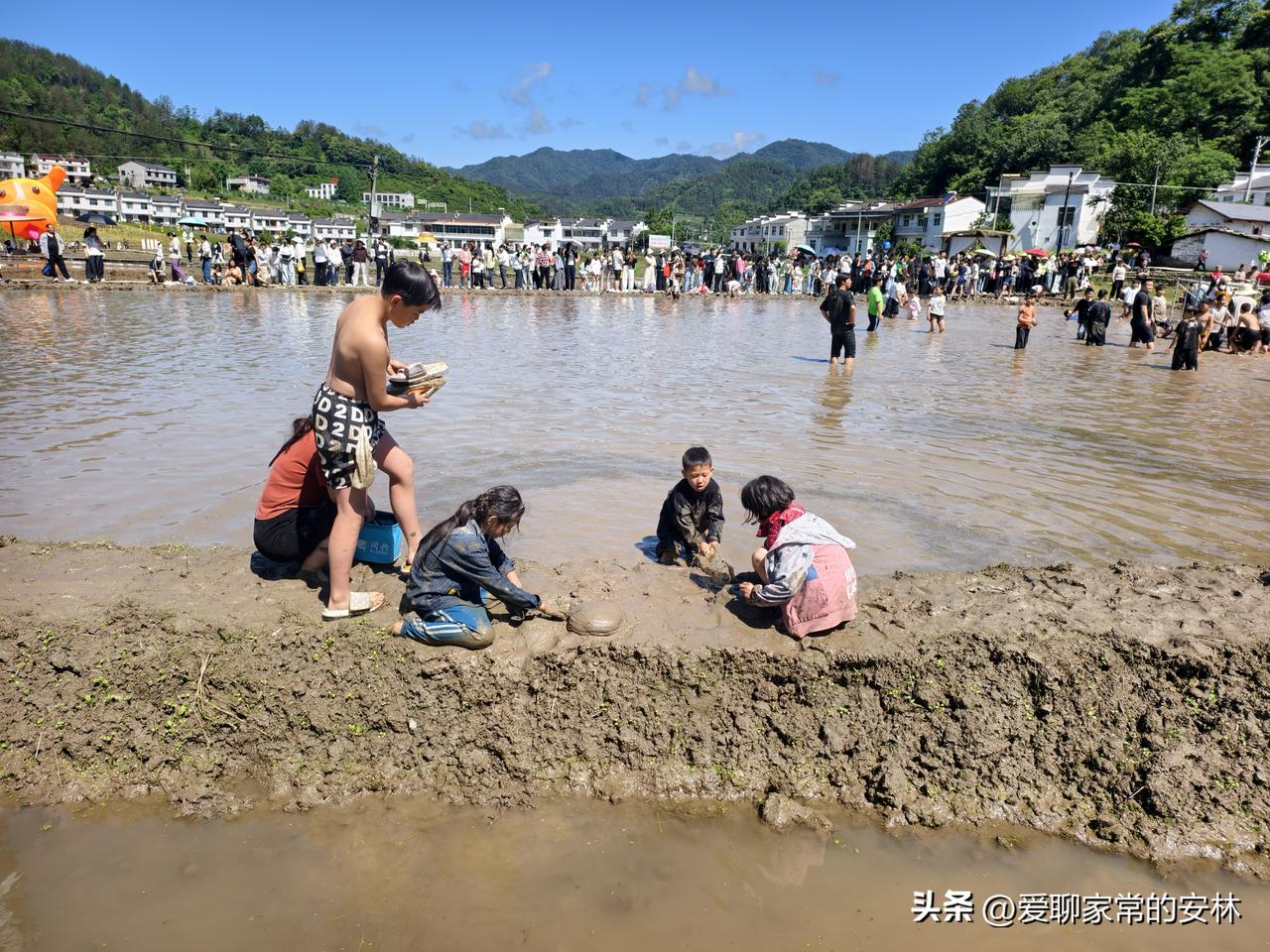 随手拍，分享图片你觉得安康平利广佛的这些孩子们快乐吗？今天广佛插秧节，现场的孩子