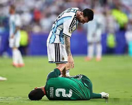 FIFA认定梅西犯规未被罚下判罚正确规则说得很明白：既不是暴力行为，也不算严重犯