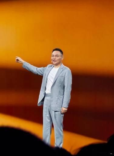 罗振宇三亚跨年演讲蹲完罗振宇三亚海边跨年演讲太有感触，就像风一样，看不见摸不着却