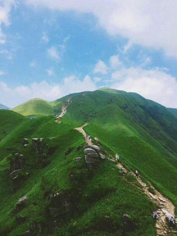 武功山，山峦间流淌的云海如诗如画，让人有种飘然若仙的感觉！ 