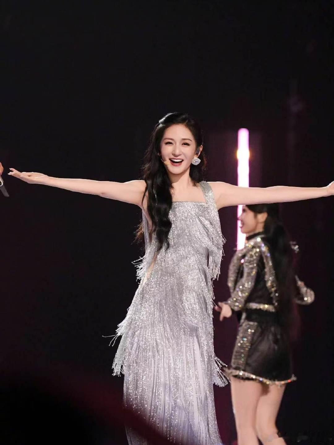 盘点那些谢娜主持过的舞台谢娜在中国电影周年之夜表现出彩，举止大方谦和，尽显成熟主