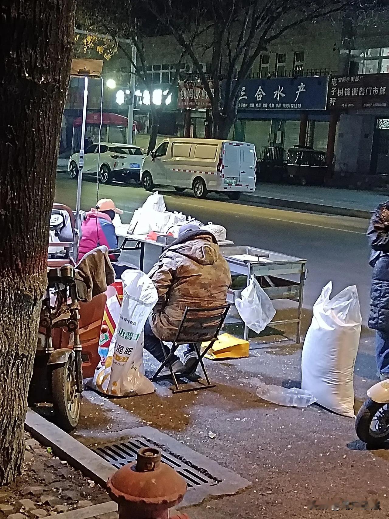 大多数人，终其一生，都在为生活而奔波！
今天的爆米花生意有点惨淡呐！

这夫妻俩