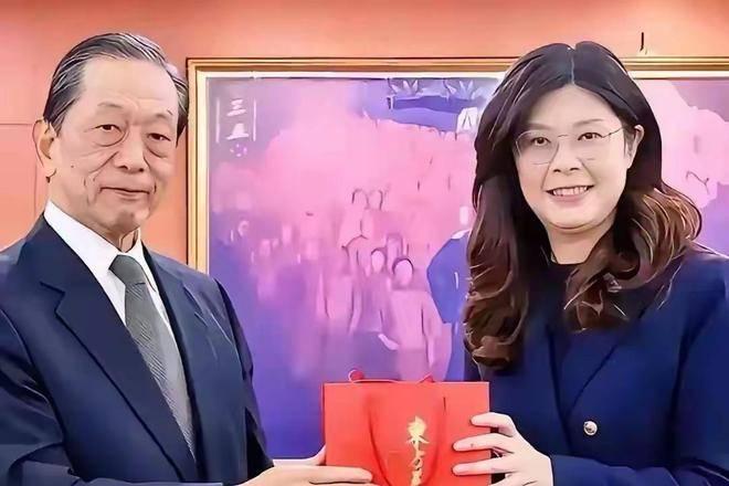 国民党主席郑丽文坚持不领薪水，还对外捐款，她究竟靠什么维持呢？
郑丽文当选国民党