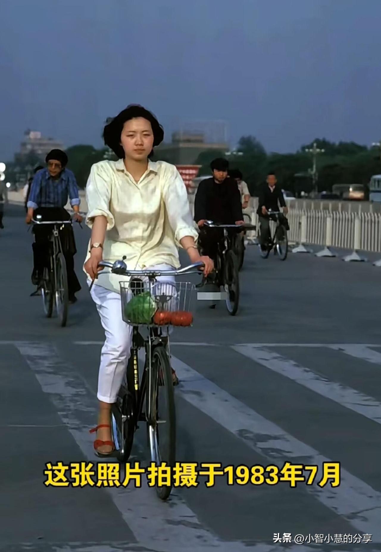 八十年代的老照片，那个时候无美颜之下的美女比较耐看，挺好，看着舒服，比现在那种网