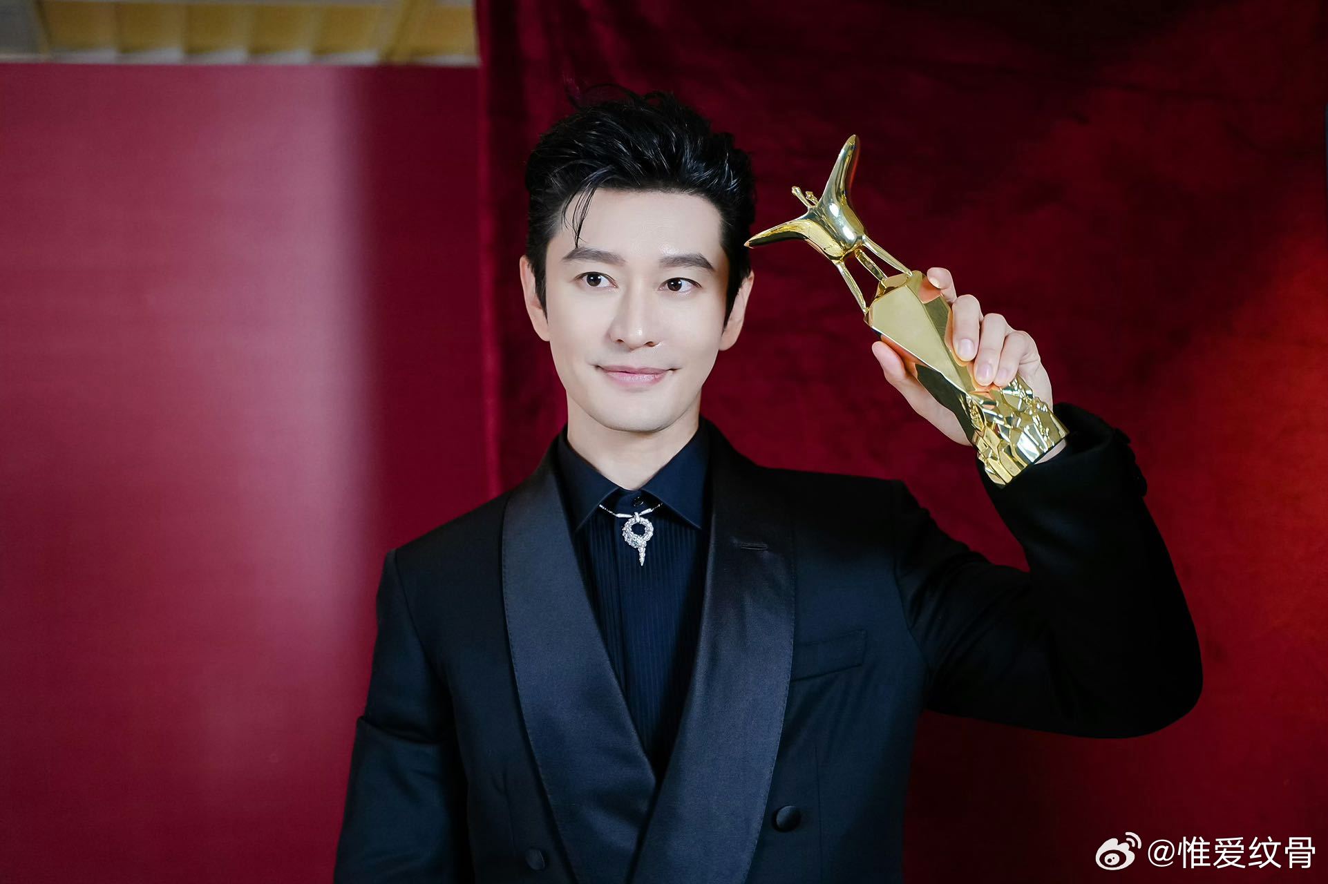 粉黄晓明，宛如踏上了一场与卓越同行的梦幻之旅。他的奖杯陈列室犹如一座神圣的艺术殿