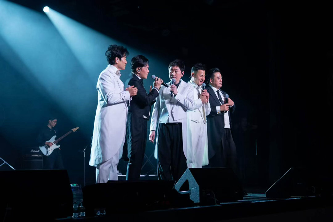 一路走来收获诸多支持，团队也始终铭记这份心意🎁在海外巡演现场准备了亲笔签名周边