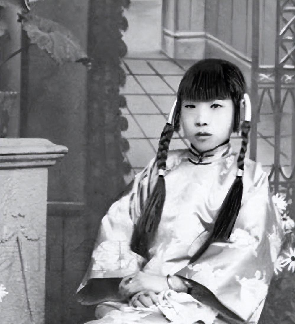1974年，90岁的杨森娶了17岁的张灵凤。新婚之夜，张灵凤不甘地问道：“你一生