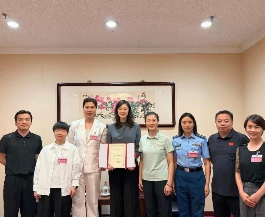 乒乓球奥运冠军孙颖莎与丁宁、惠若琪等一起参加全国青年联合会活动合影曝光！
孙颖莎