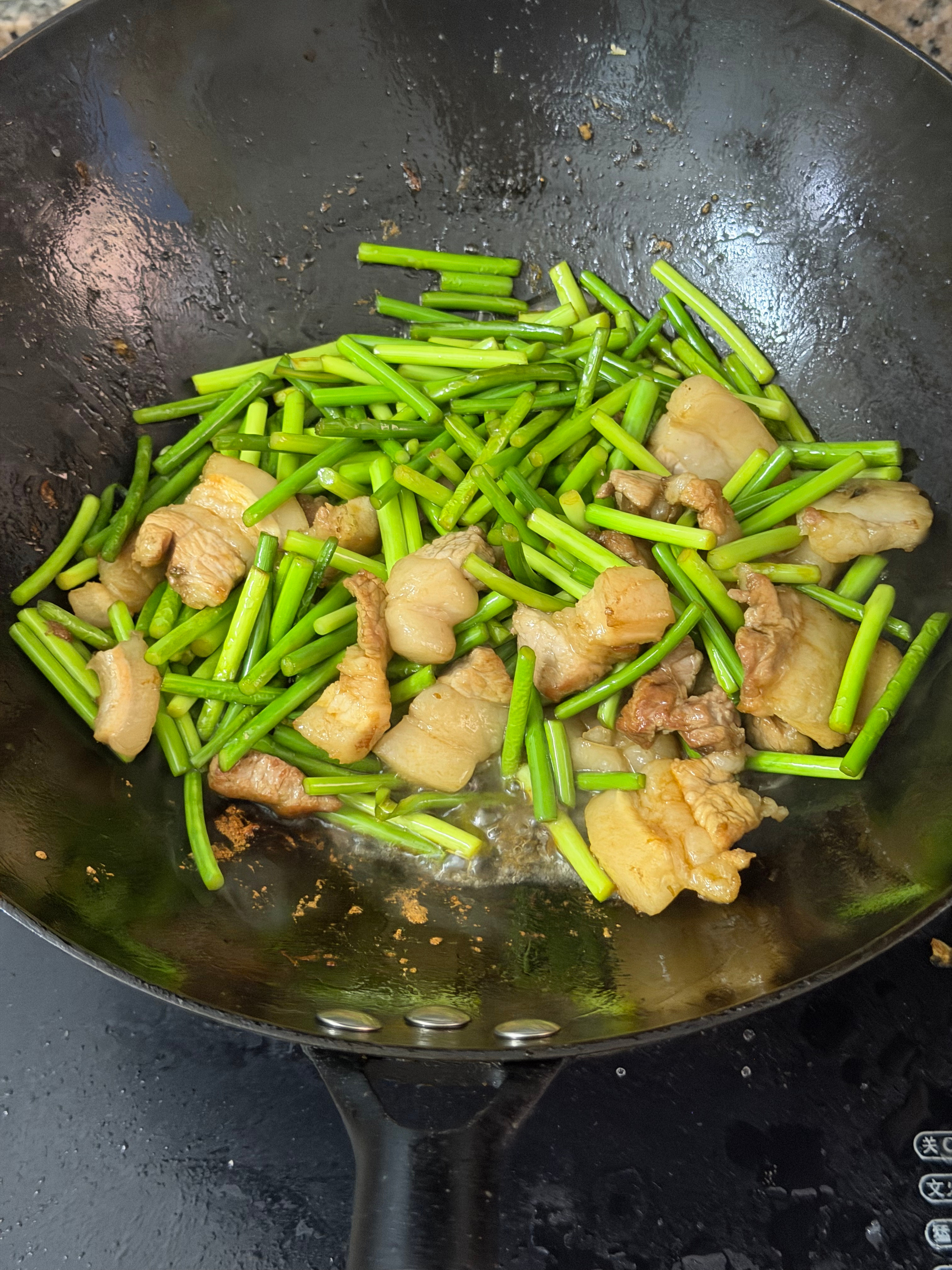 今天终于把老家带的蒜薹吃完了，扛不住了，该换口味了