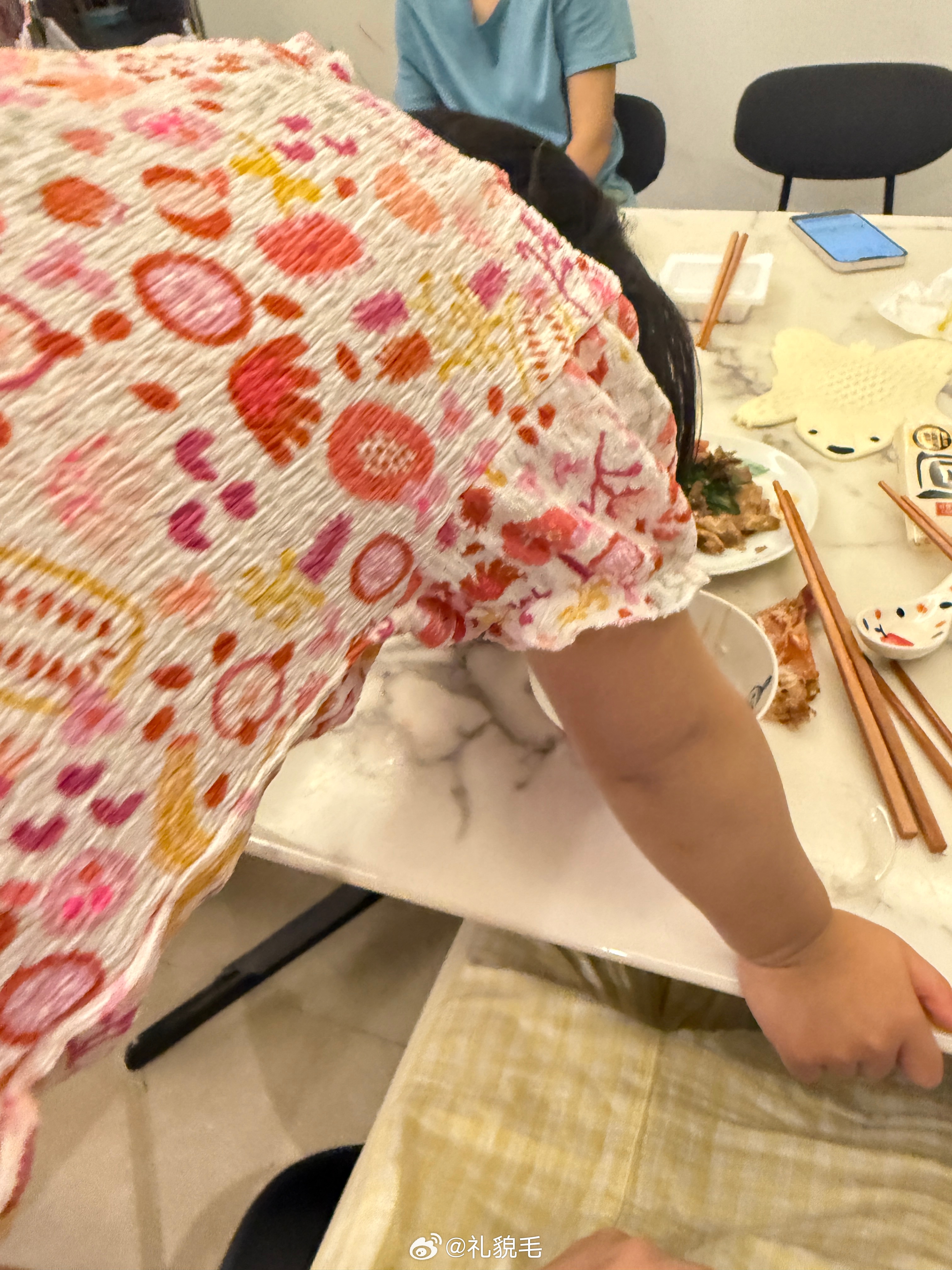 每天吃饭都要把我当凳子坐一会儿