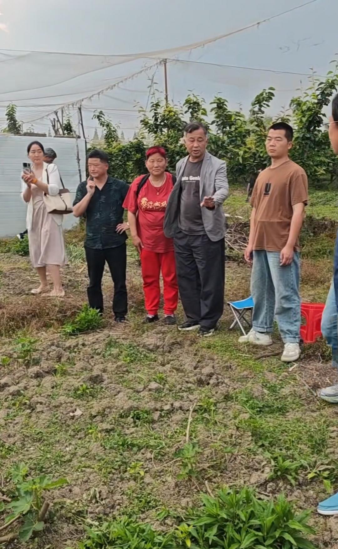 沈巍来到田间地头“与民同乐”，鞋子沾满了泥巴，有人帮他擦拭，简单的大锅饭让大家其