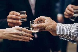 还在迷信酒量是能练出来的？信的人都已经进医院了
 
“哎呀，你这是酒量不行，多喝