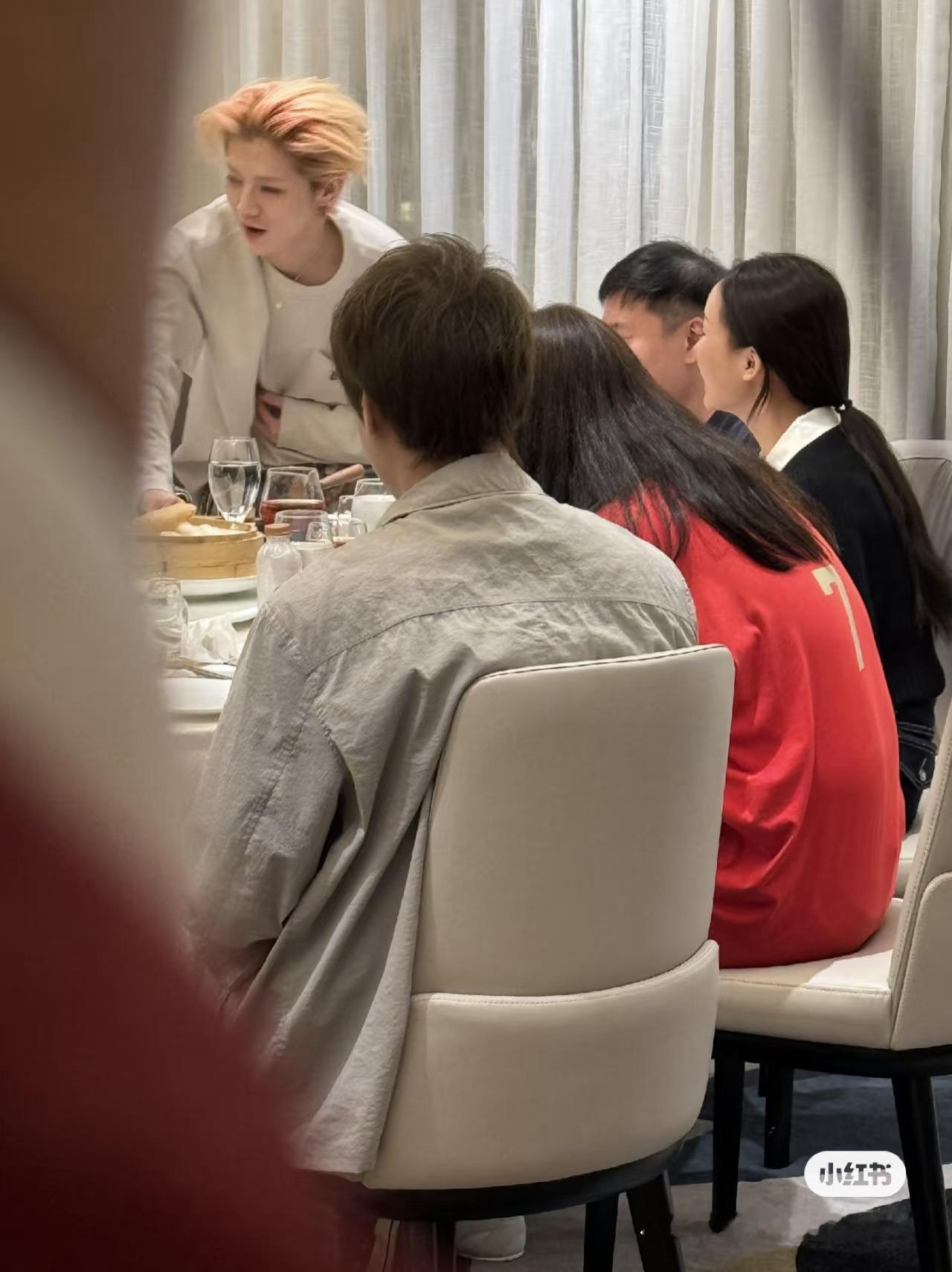 小红书路人视角下的鹿晗 