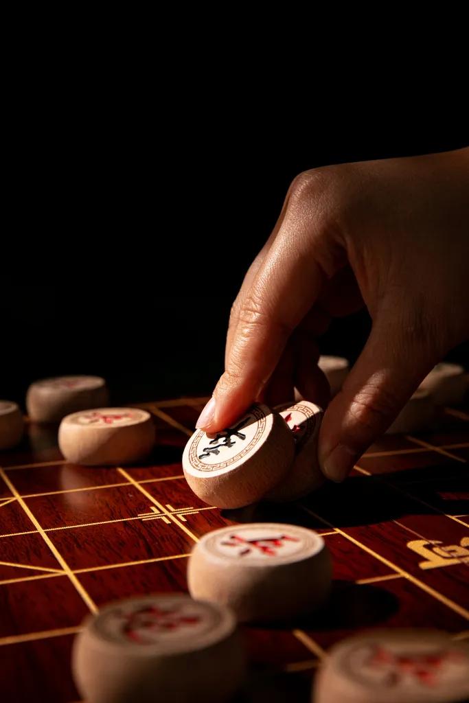 七绝-观棋
文/许碧霞

帷幄轻撩楚汉明，推棋三步驾车巡。
马前拱卒江东去，莫道