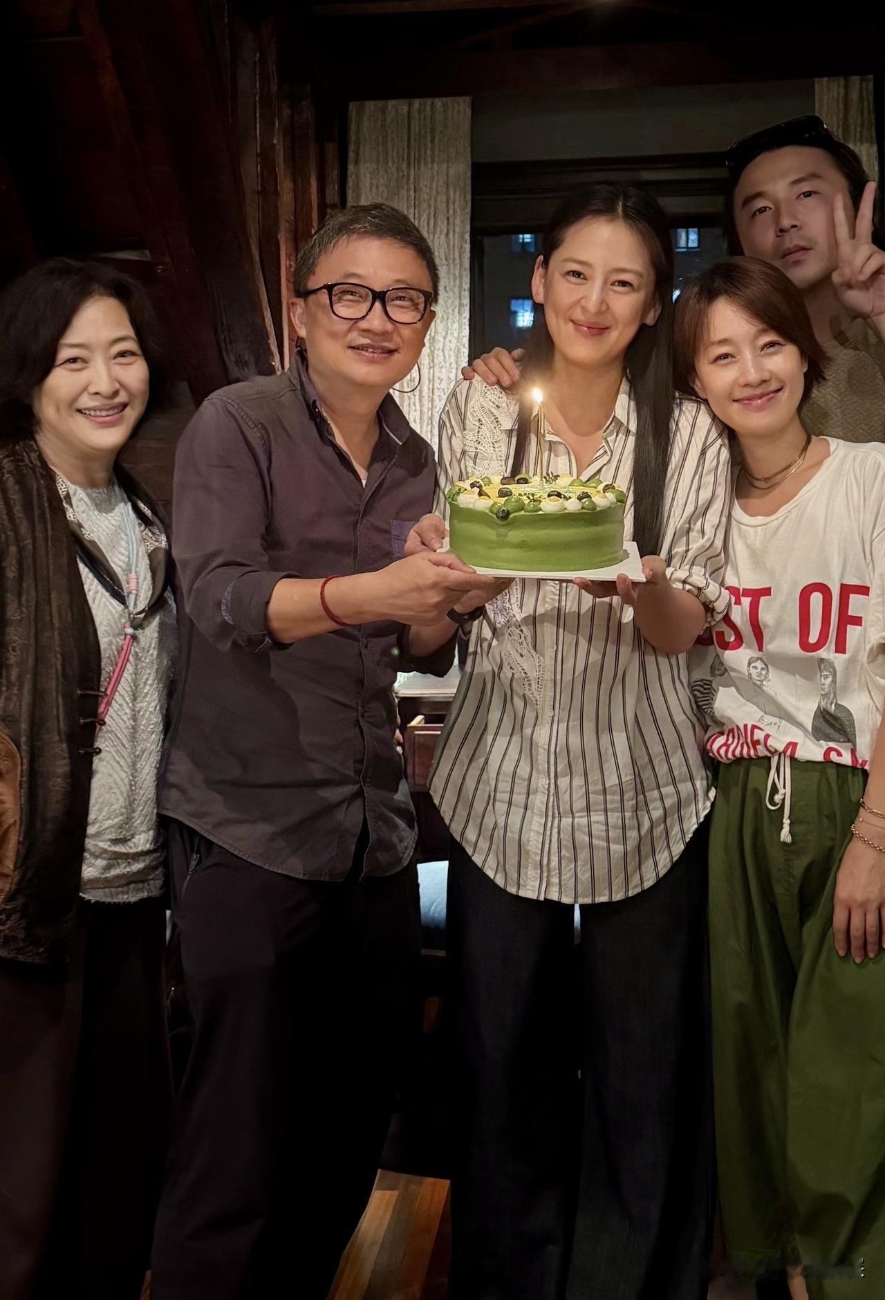 《我的前半生》剧组重聚！合照曝光马伊琍又美又飒，雷佳音发福了，许睇私下里好年轻。