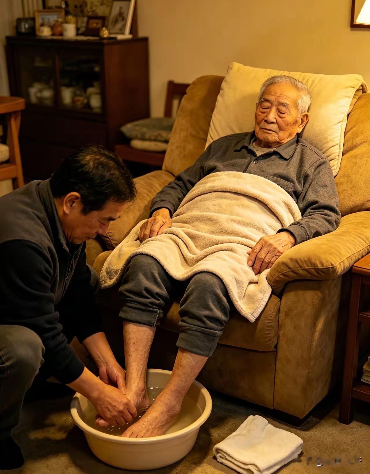 深圳一位89岁老爷子，儿子正给他洗脚时，他忽然说了句“我累了”，便往沙发上一躺，