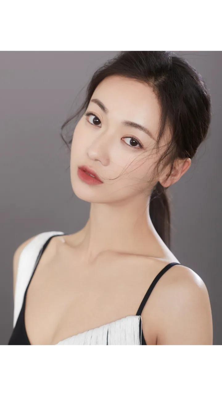 吴谨言临产，洪尧行为引热议：真爱还是盲目？

吴谨言即将迎来新生命，但伴侣洪尧的