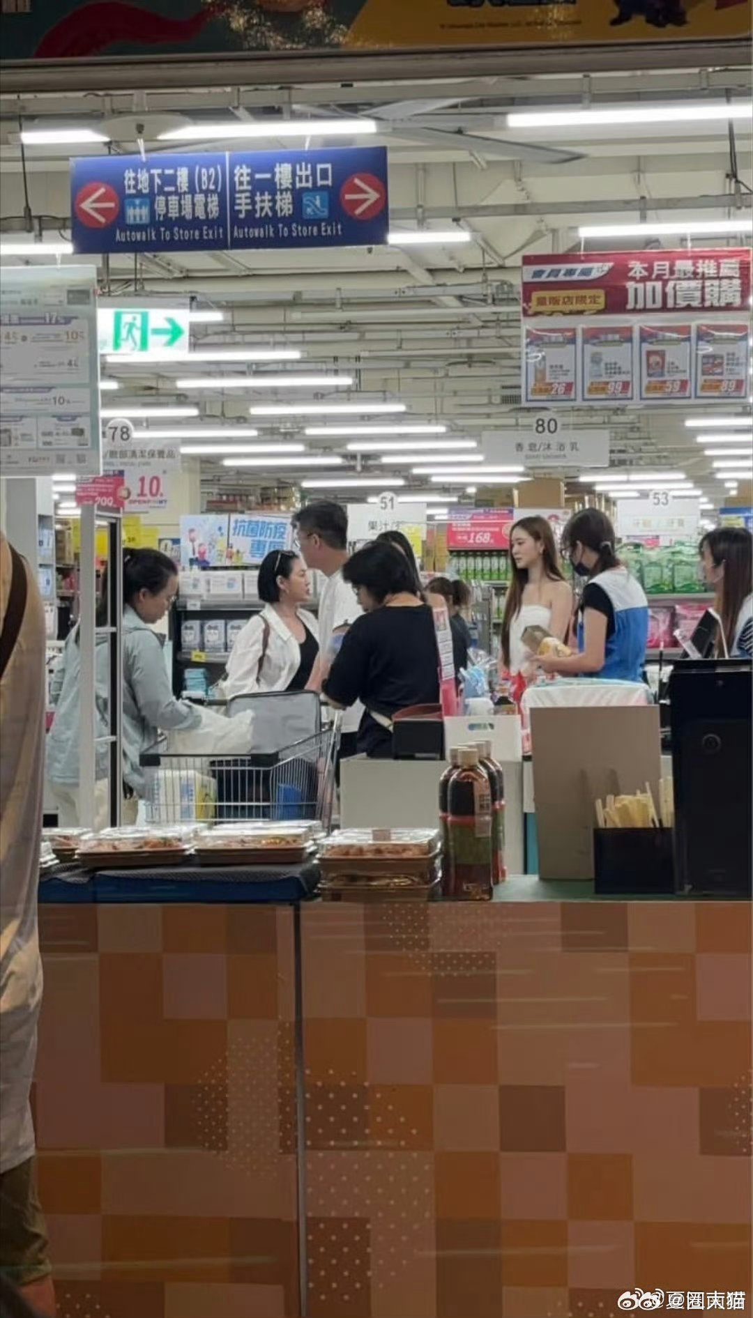 偶遇小S一家逛超市网友偶遇小S一家逛超市台东超市意外捕获小S一家人，逛超市囤货的