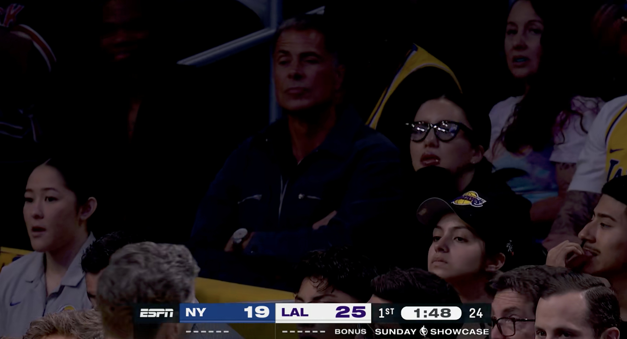 👀佩林卡今天也在观赛。尼克斯vs湖人