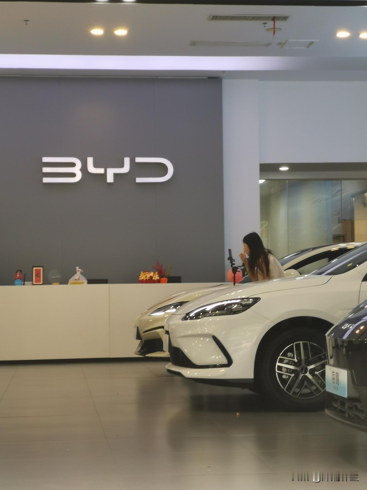 下午陪朋友去深圳的BYD汽车销售店看车，一进去就感觉像进了直播现场。店里好多销售