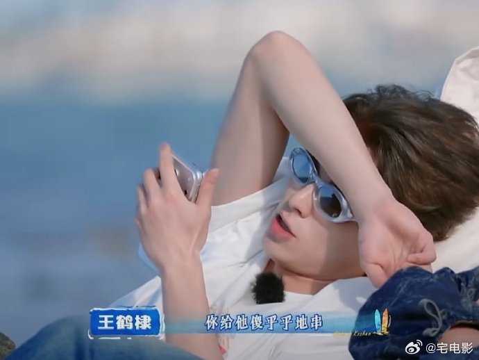 王鹤棣打电话秒变乖孙谁能想到舞台上拽拽的王鹤棣，私下给奶奶打电话这么乖巧，完全就