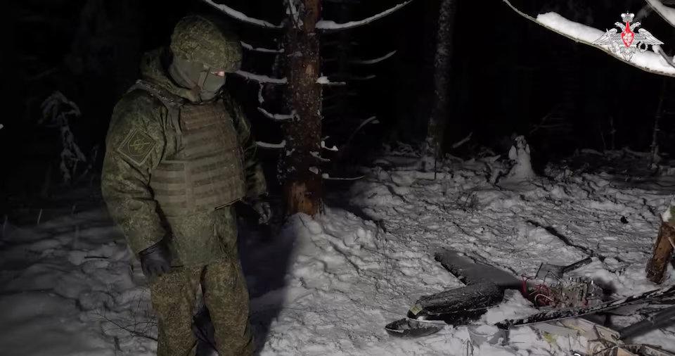 普京官邸被袭？克宫公布视频，泽连斯基激烈否认

一边是无人机残骸和路线图，另一边