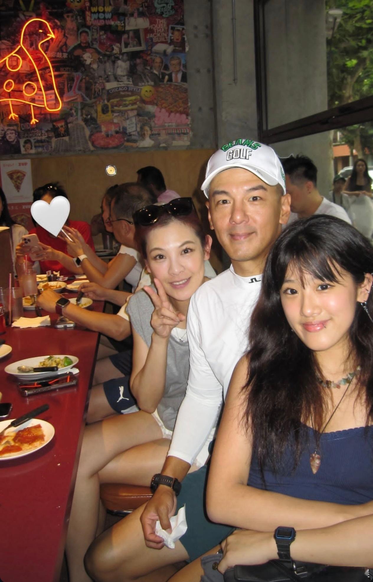 贾静雯大女儿晒与亲爸继母合照贾静雯大女儿晒与孙志浩林若亚合照 贾静雯大女儿晒与亲