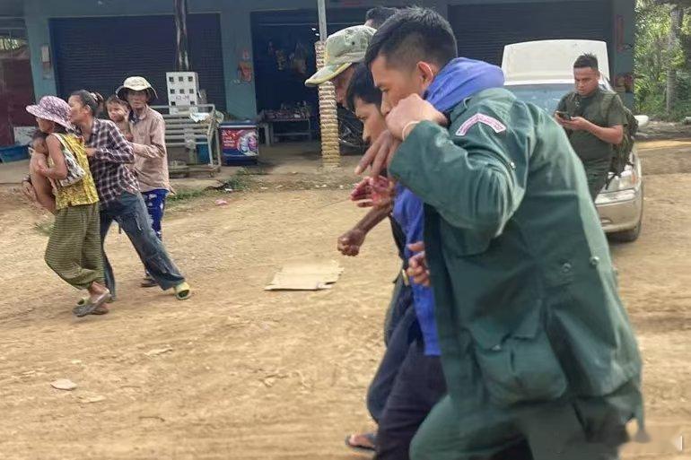 【泰国和柬埔寨又打起来了】 据多家外媒报道，11月12日，柬埔寨和泰国就两国边境