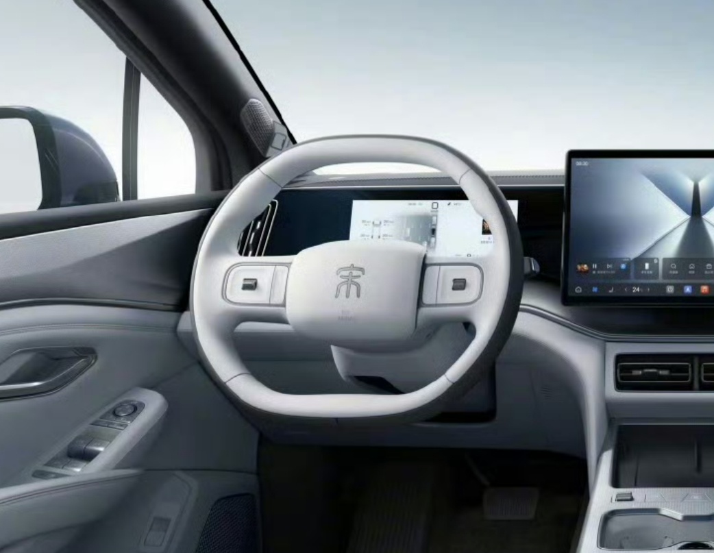宋Ultra这内饰很好看啊，越来越年轻化了，方向盘设计很新势力啊