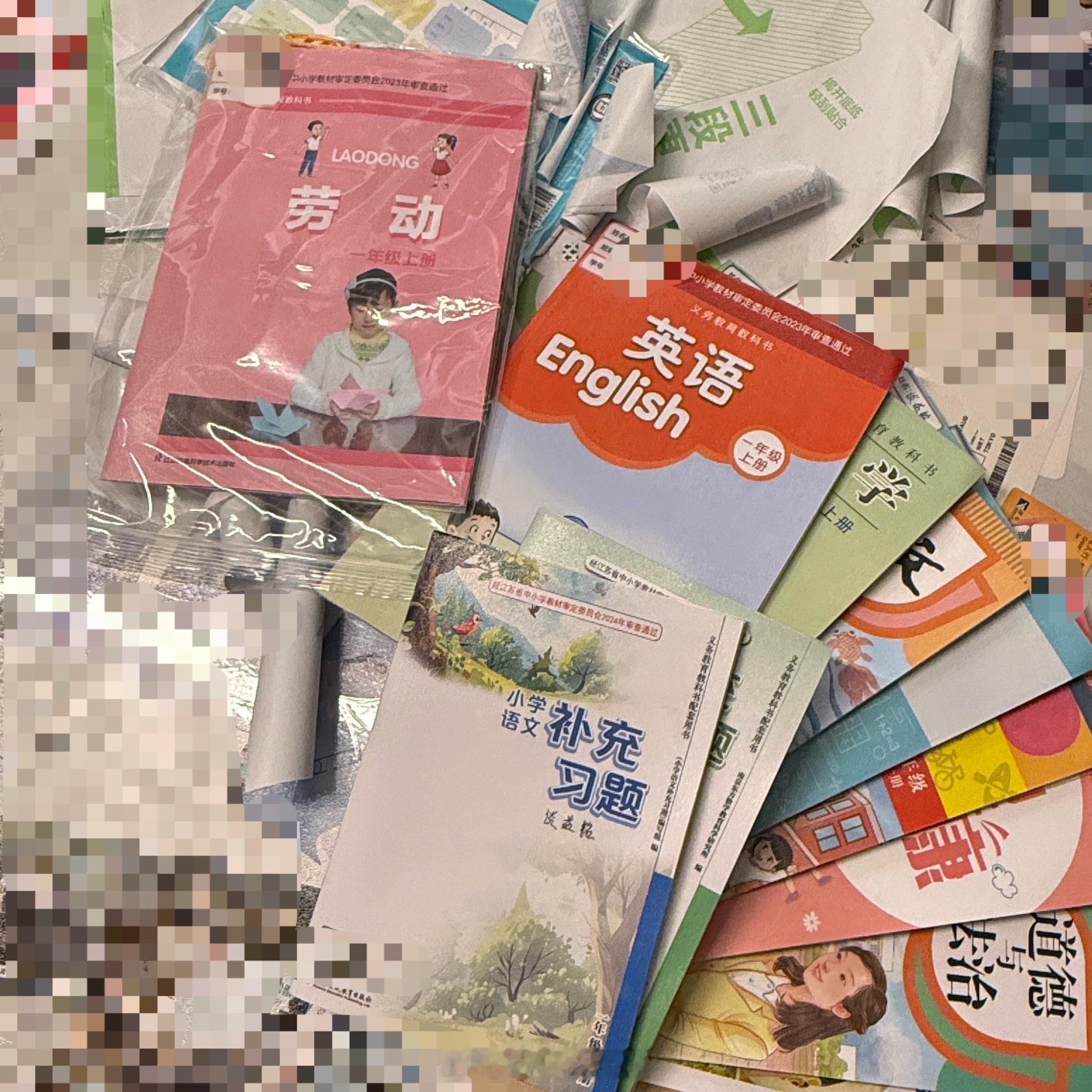 一晃也是到了给孩子包书皮的年纪了[允悲]亲子带娃日常亲子互动  ​​​