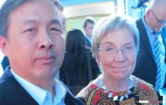 “晚一秒就万劫不复！中国该立刻向美国低头，交出发展权才能保命！”很多人现在再回头