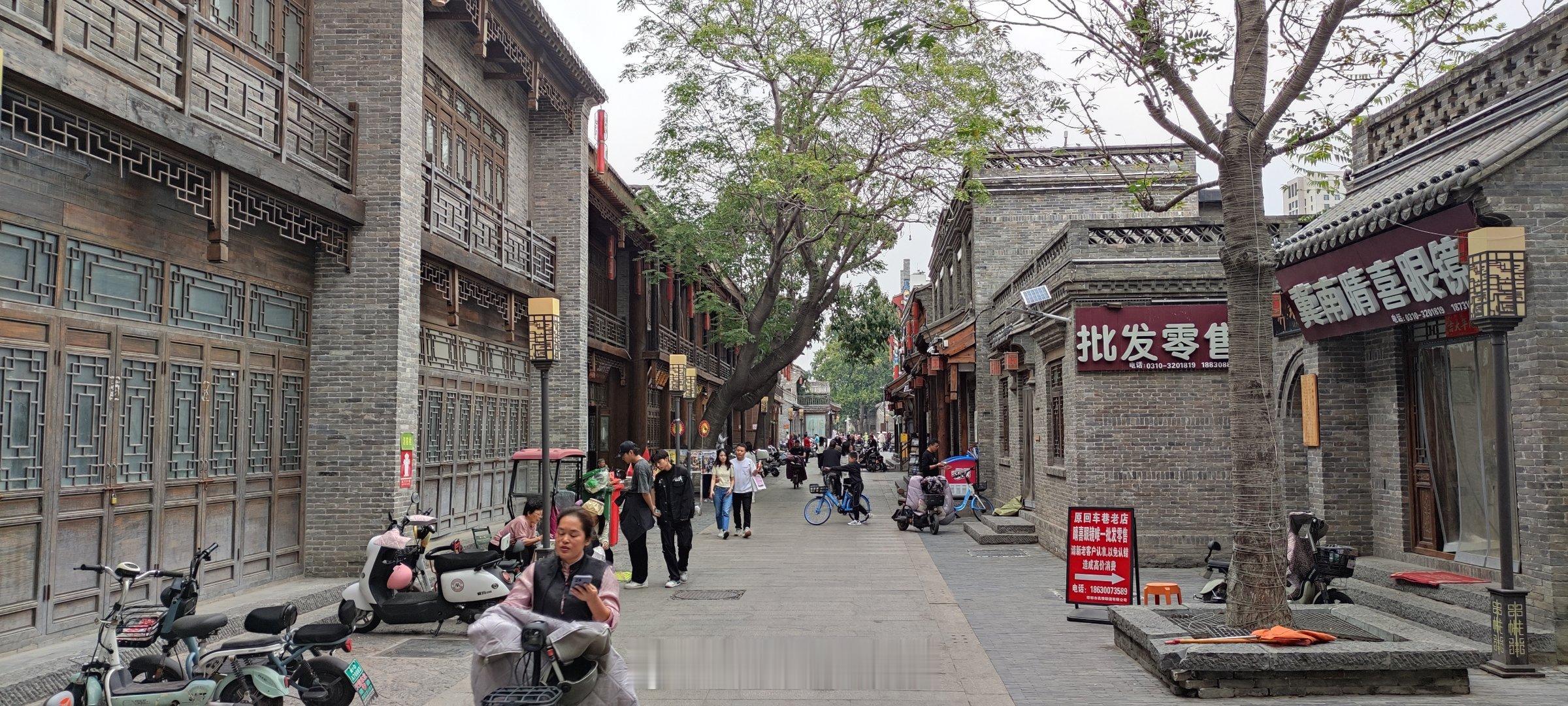 邯郸回车巷历史文化街区，据说在换管理者，所以除了寥寥几家营业都闭门谢客，包括行宫