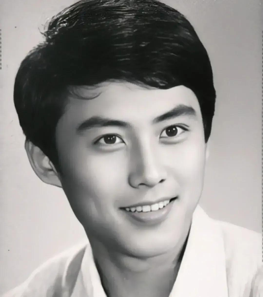 他就是大家心目中的美男子，有着绝世的容颜，他长相英俊，清秀俊朗，面如冠玉，唇红齿
