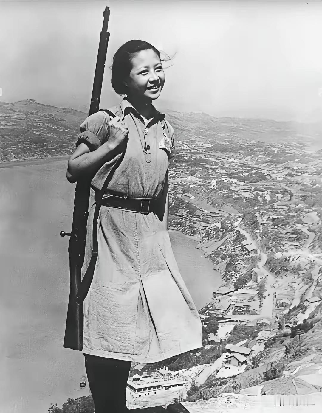 这张珍贵老照片拍摄于40年代的渝中半岛，一位战时服务队女队员在站岗时，留下这张珍