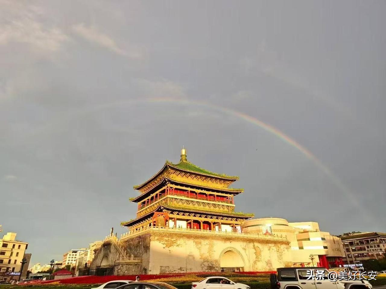 我原以为一切都还不算太晚
灵魂的伤能愈合
滑落的泪被风干
可是你没有
我原以为梦