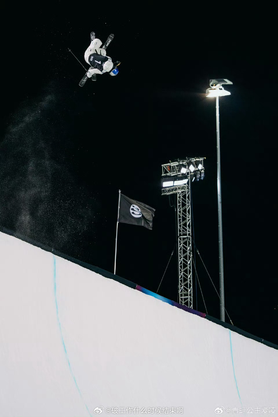 谷爱凌晒雪盟奖杯：雪萌金牌+第一季雪萌世界冠军🥇🏆 谷爱凌决赛再现坚毅眼神