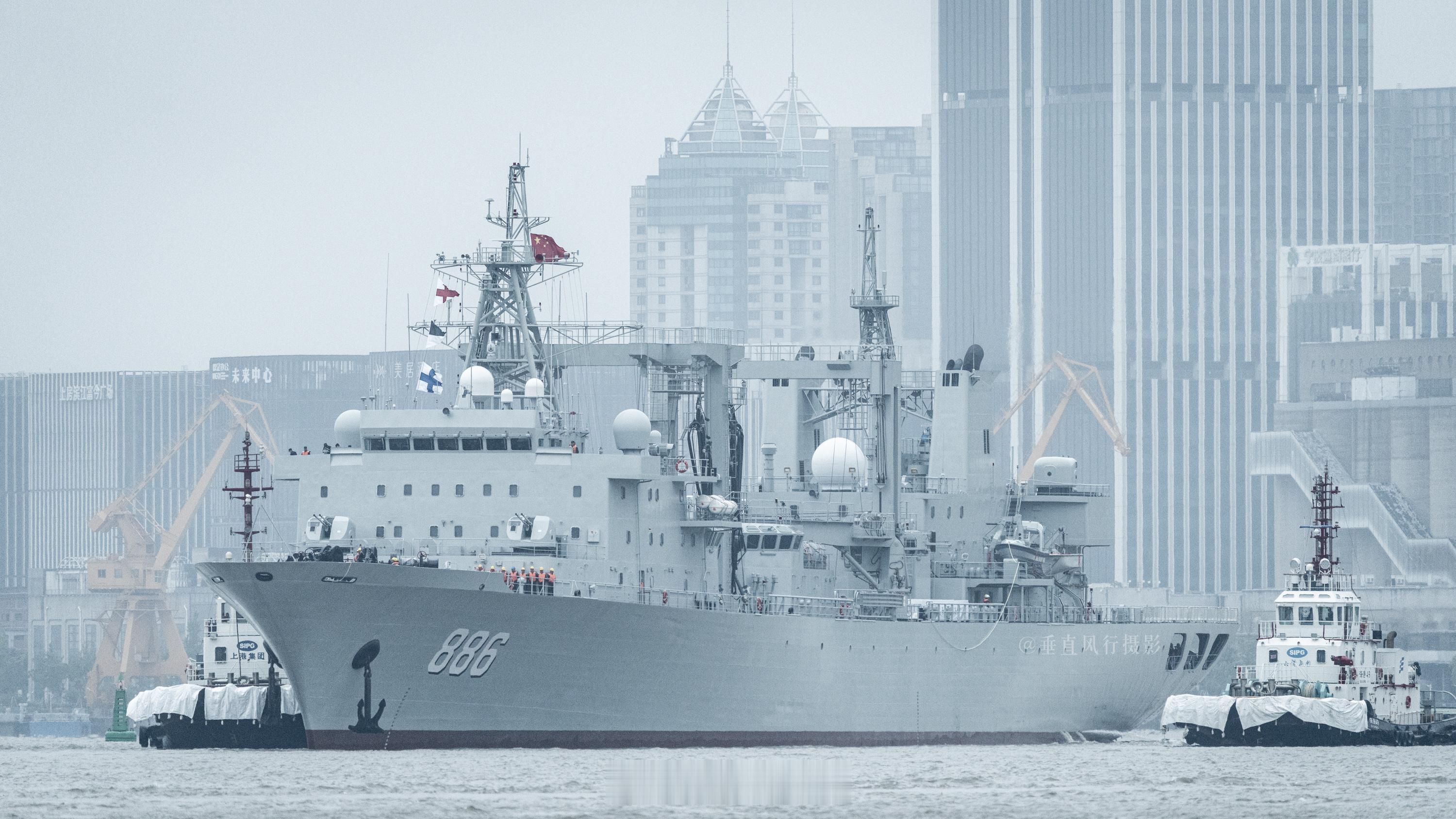 此次来到北外滩扬子江码头参加人民海军成立77周年开放活动的两艘战舰——阜阳舰、千