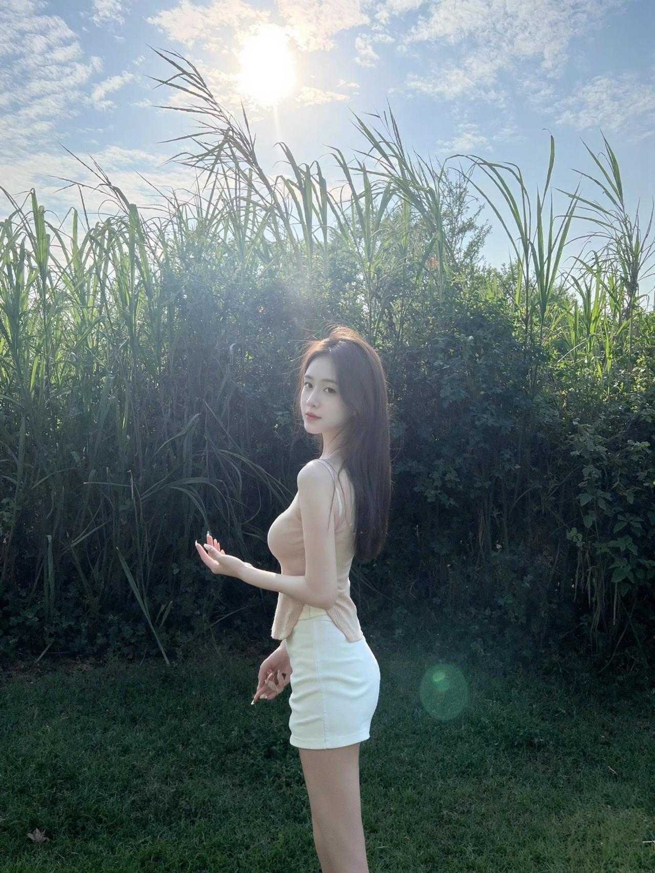 上周六在滨江湿地公园随手拍的照片，翻相册翻到还是会愣两秒。
下午三点的阳光斜斜铺