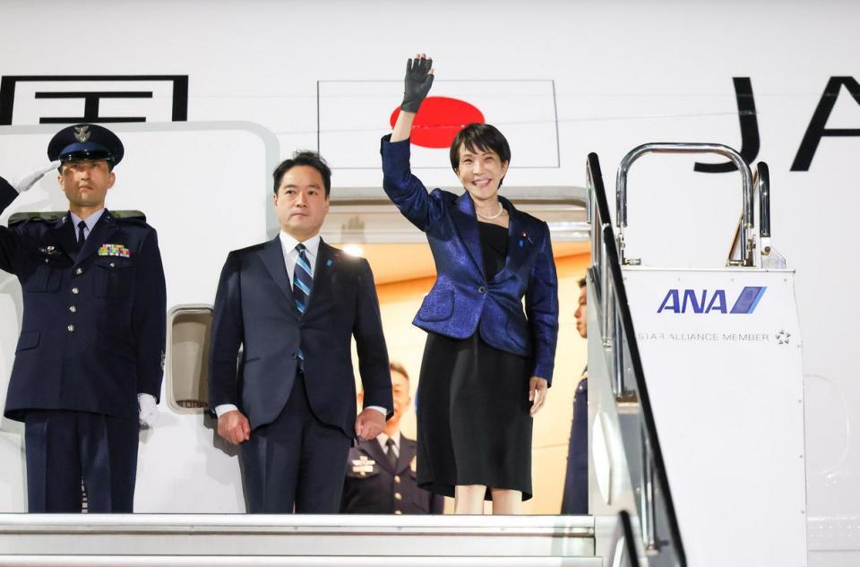 刚下飞机就遭警告，高市早苗访美的一腔热情，这下怕是直接凉掉一半。
自打特朗普于2