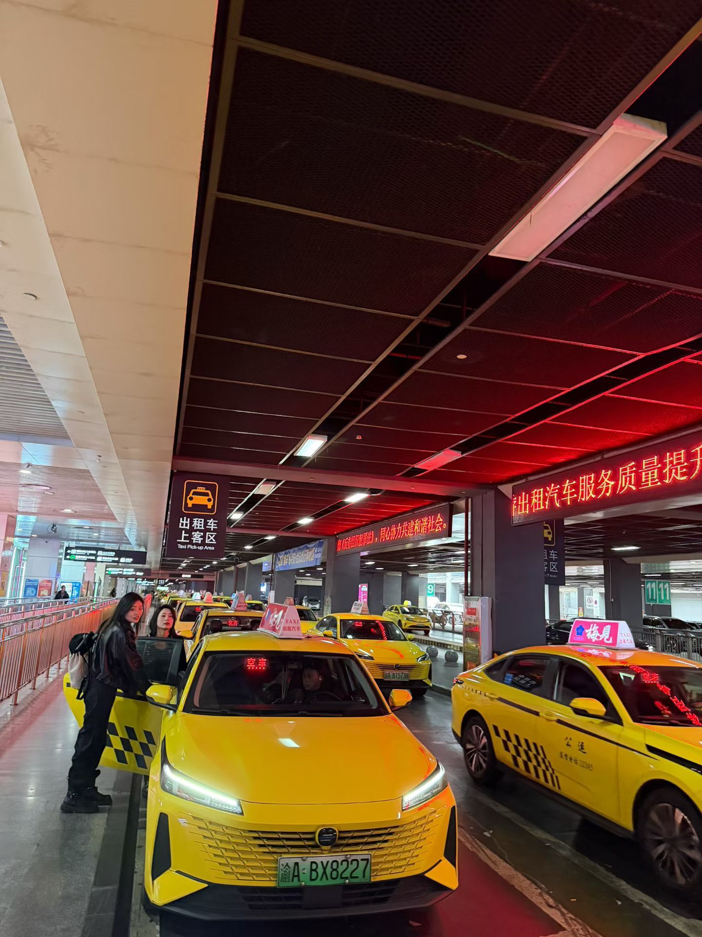 第一次坐出租车坐出来了过山车的感觉黄色法拉利果然名不虚传