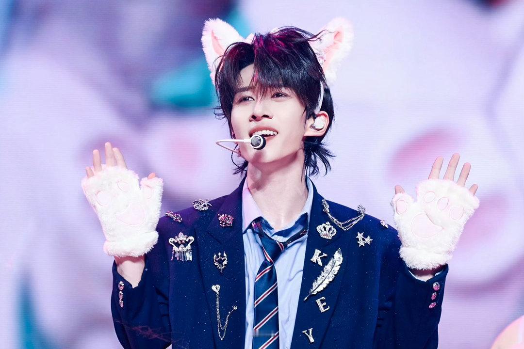 卓沅演唱会跟观众上演宠物情人 逗猫棒：我从未想过自己有一天能这么伟大！卓沅唱小甜