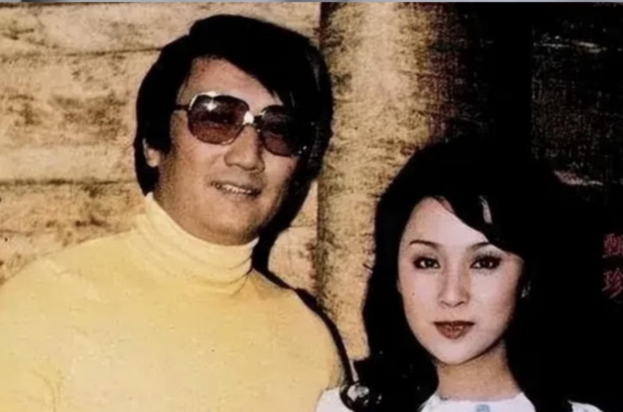 别再把谢贤身边这位女士认成狄波拉了，这是70年代港台顶流女星甄珍。左边年轻时的谢