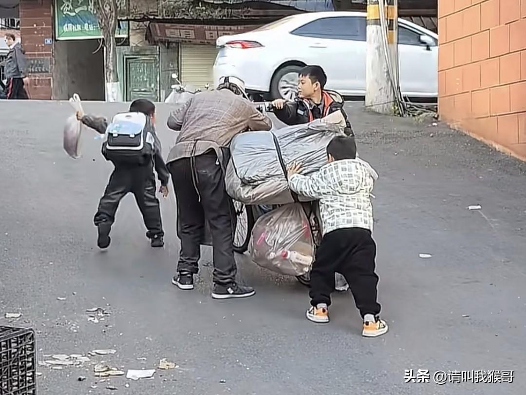 近日四川一博主记录下了路边温馨的一幕，一位捡废品的老人在上坡的时候自行车倒了，刚