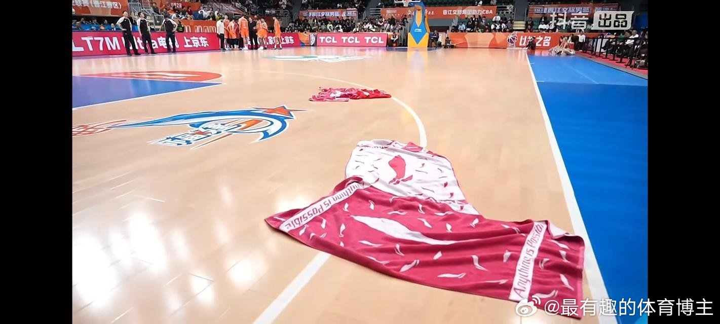 福建场馆拿毛巾吸水呢