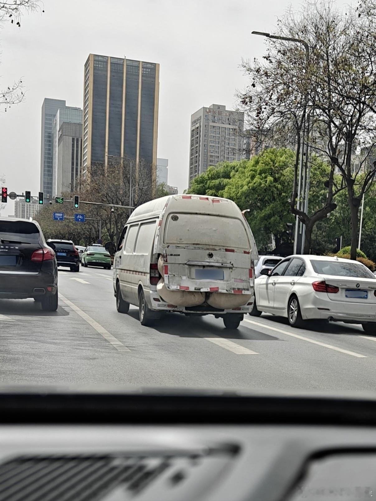 起猛了，看到汽车屁股了