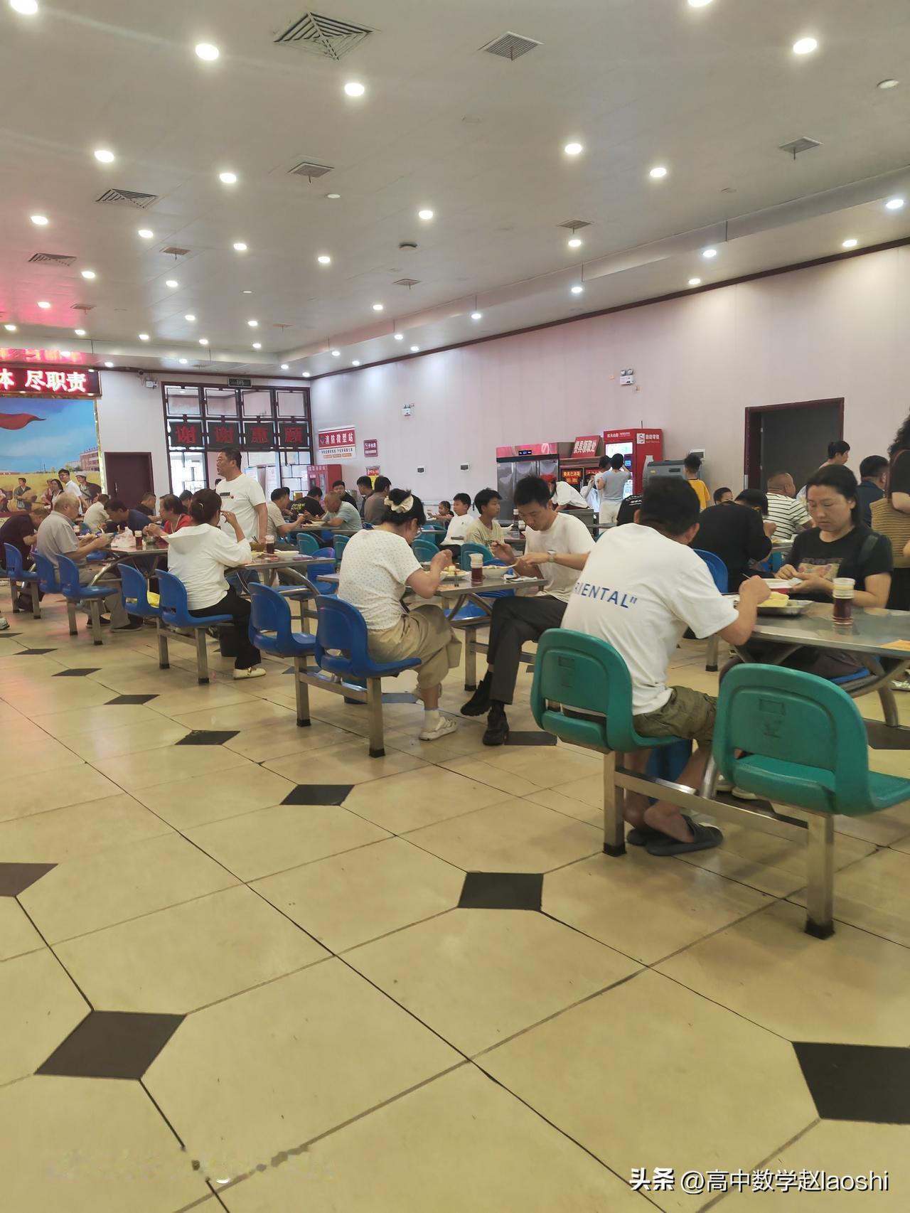 南街村早餐厅吃饭的人还是不少
       早上8：30左右，我去南街村红色大饭