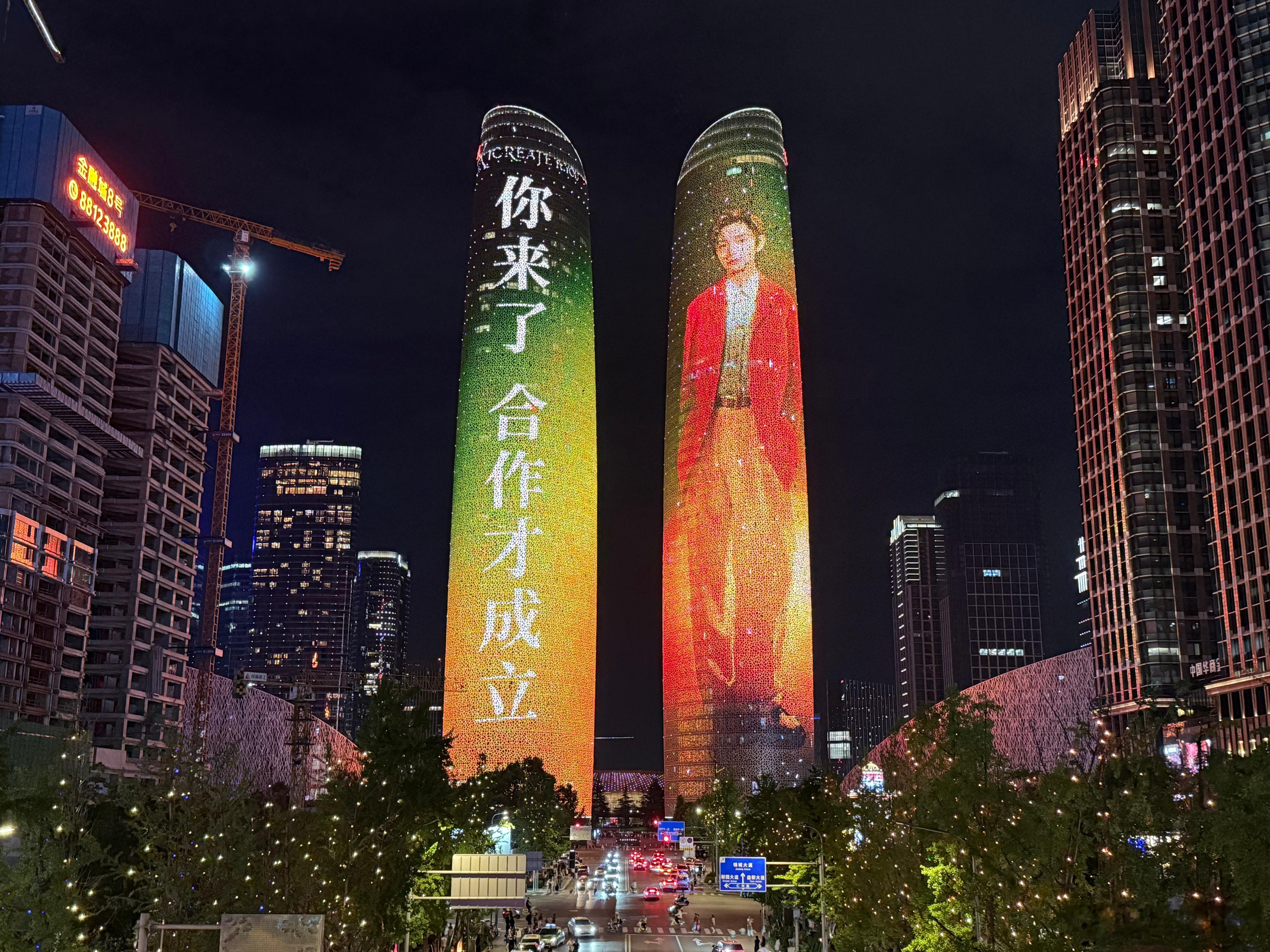 丁禹兮承包成都双子塔丁禹兮这波逆应援直接杀疯了！开个人演唱会前夜直接承包成都双子
