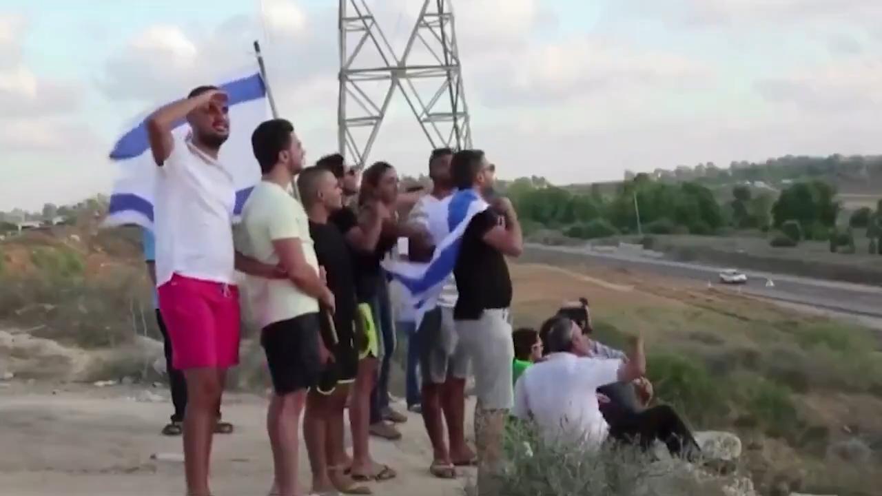 回顾：以色列平民带着家人、食物和零食来到斯代罗特（Sderot），观看对加沙的军