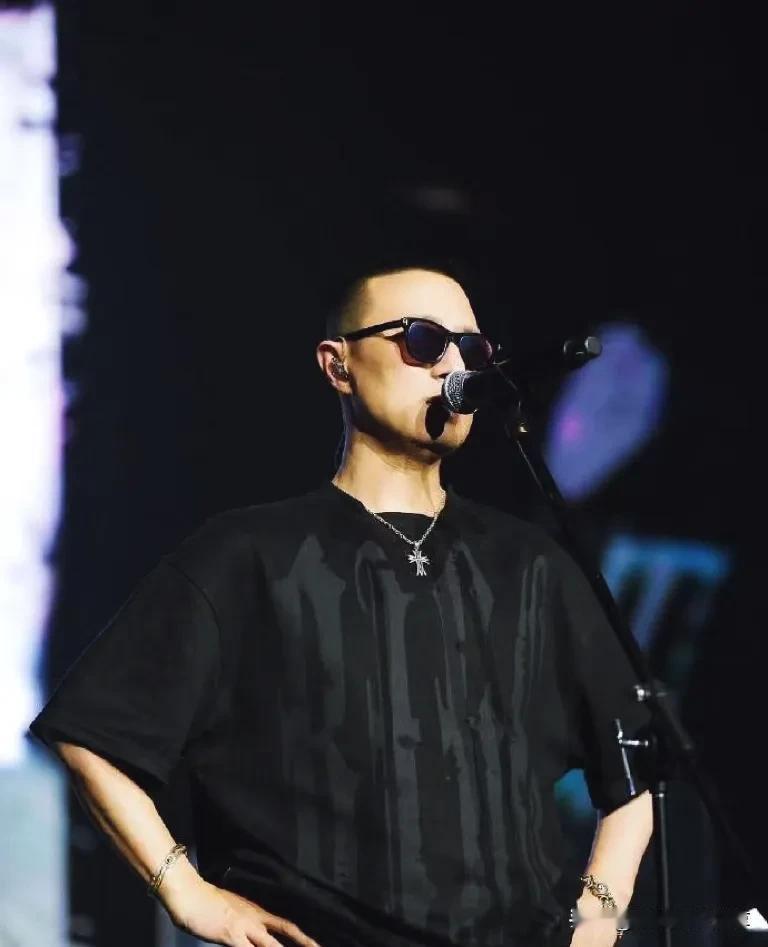 汪峰太原演唱会纪实：热情似火，嗨翻天际！
燃爆开场，汪峰嗓音点燃激情。哇塞！汪峰