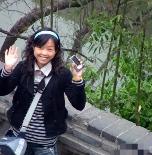 2008年地震，四川一21岁女老师被埋进废墟，腹部被钢筋击穿，救援人员发现时，她